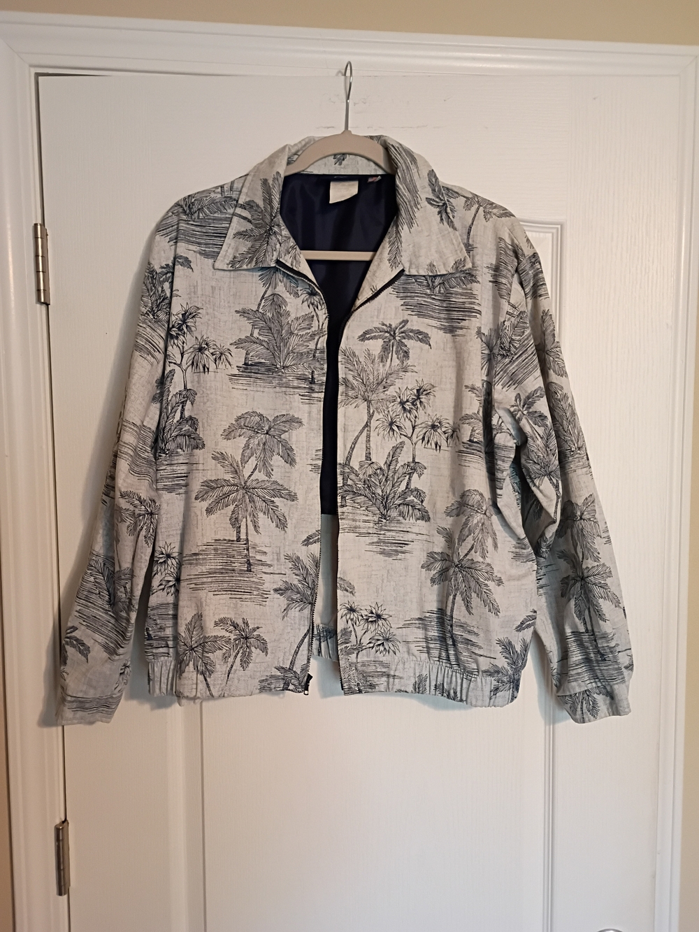 CB casual Palm-Print Lightweight Shirt Jacket in Light Gray with Navy Lining
